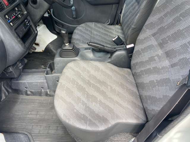 整備はその車種の不具合が発生しそうな部分を重点的に点検し、納車後本当にトラブルが発生しないように日々点検中です♪