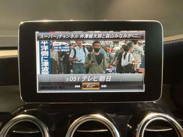 ドアハンドルには握りやすいグリップ形状が採用されています。空力面からは不利ですが、万一の事故の際など、車内に残された乗員を救出する為、外部からドアを開けやすいようになっています。