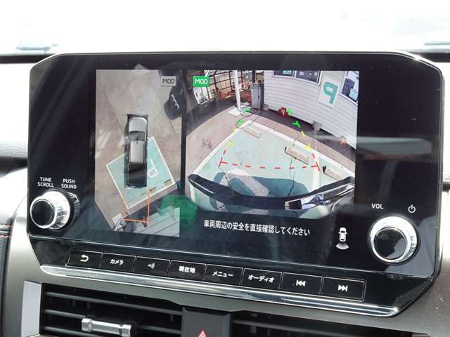 前後左右4つのカメラをCG合成して上から見下ろした画像を合成。車庫入れらくらくの全周囲カメラ付きです