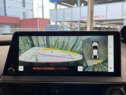 【パノラミックビューモニター】専用のカメラにより、上から見下ろしたような視点で360度クルマの周囲を確認することができます☆死角部分も確認しやすく、狭い場所での切り返しや駐車もスムーズに行えます。