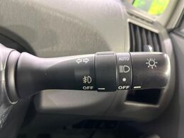 【オートライト】周りの明るさに応じて自動でヘッドライトの点灯・消灯ができる機能です！ライトの付け忘れ・消し忘れなどが無くなり、雨の日や夕方の走行も安心！トンネル通過時も便利ですね♪