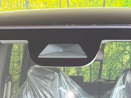 【ホンダセンシング】走行中に前方の車両等を認識し、衝突しそうな時は警報とブレーキで衝突回避と被害軽減をアシスト。より安全にドライブをお楽しみいただけます。