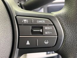 【アダプティブクルーズコントロール】高速道路での長距離走行が楽に！！自動で速度を保つクルーズコントロールが、衝突軽減システムと連携し、前方の車両を感知して車間を保つように速度調節してくれます！！