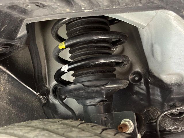 お車を安心してお乗りいただく為には、足回りの定期点検が欠かせません。サービスサポート（有償保証）では無料点検もご提供しており、安心のカーライフをお過ごしいただけるサポート体制が整っています。