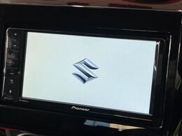 【ディスプレイオーディオ】お持ちのスマホやMP3プレイヤーとの無線接続で音楽再生が可能！コードで繋ぐわずらわしさも無く、手軽にお気に入りの音楽を楽しめます。