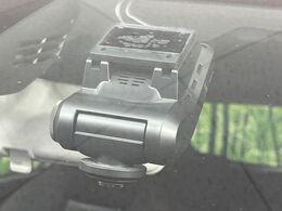 【ドライブレコーダー】安心・安全なカーライフに必須のドライブレコーダーを装備！走行中はもちろん、あおり運転や事故に遭遇した際の状況も映像で記録し、万一のリスクに備えます。
