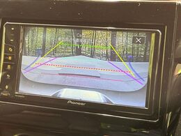 【バックカメラ】駐車時に後方がリアルタイム映像で確認できます。大型商業施設や立体駐車場での駐車時や、夜間のバック時に大活躍！運転スキルに関わらず、今や必須となった装備のひとつです！