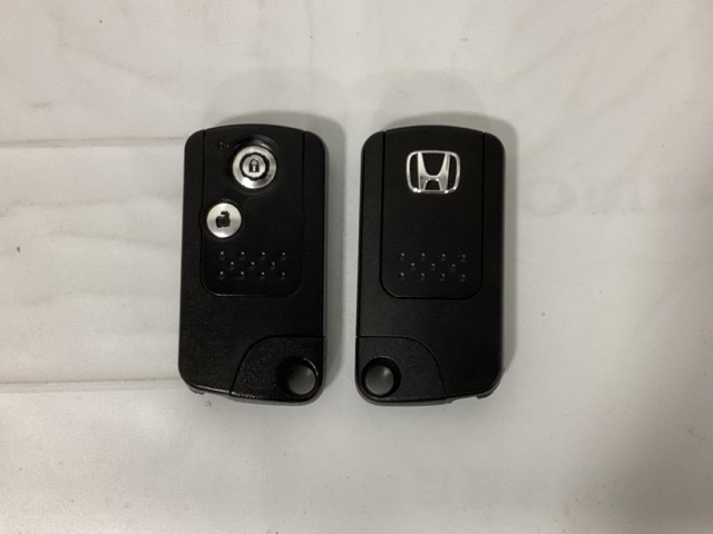 スマートキーを装備しています。鍵を差し込むことなくドアロックの開け閉めと、スタートボタン操作でのエンジンスタートができます。スペアキーも同じものを用意しております。