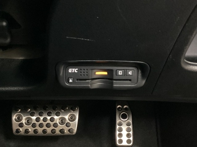 ハンドルの右下にETCがついています。高速道路の料金所の通過も楽々です！。　カードの取り出しもしやすい場所についています。