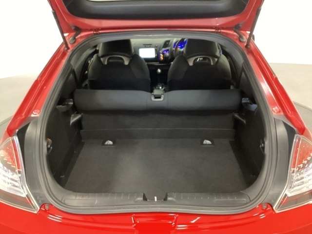 ラゲッジも広く使いやすいトランクは、開口部も広く荷物の積み下ろしもしやすいお車となっております。