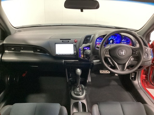 車内は光触媒抗菌消臭施工済です。スタイリッシュなデザインでスポーティなインパネ周りを演出します。グローブボックスやカップホルダーのほかにトレーなどたくさんの収納スペースが付いています。