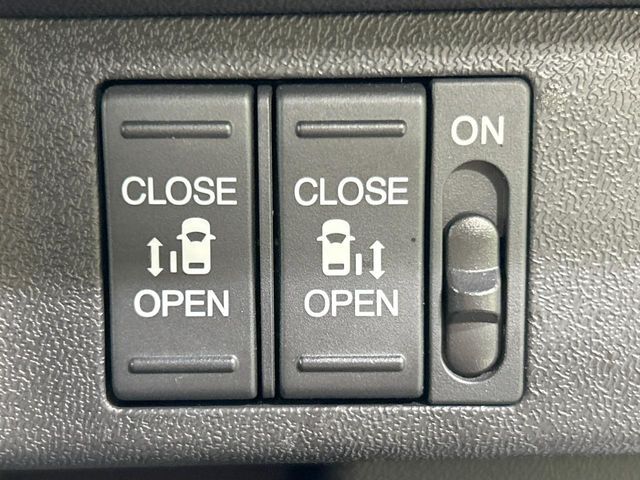 【両側パワースライドドア】スマートキーや運転席のスイッチで後席両側スライドドアの開閉が可能♪電動だから力を入れてドアを開ける必要が無く、小さなお子様でも簡単に開け閉めでき快適です♪