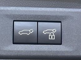 【パワーバックドア】スマートキーや運転席のボタンを押すだけでリアゲートが自動で開閉します！荷物を持っている時や、高い位置にあるバックドアを閉める際に便利な機能です♪