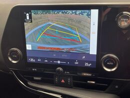 【バックカメラ】駐車時に後方がリアルタイム映像で確認できます。大型商業施設や立体駐車場での駐車時や、夜間のバック時に大活躍！運転スキルに関わらず、今や必須となった装備のひとつです！