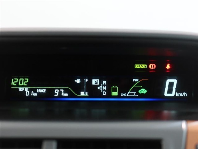 とっても見やすいメーターです。夜間時はラグジュアリーな気分にさせてくれる照明が魅力ですので、夜のドライブも楽しみになりますよ♪