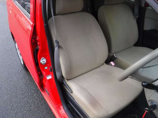 禁煙車なのでコゲ穴や汚れの無い綺麗なシートです！