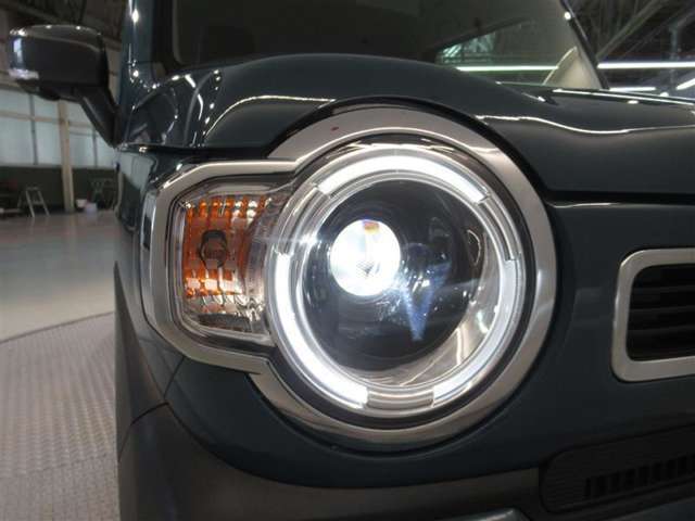 LEDヘッドライトです。デザイン性がよくとても明るいので、夜間の走行や悪天候でも安心です。しかも長寿命！