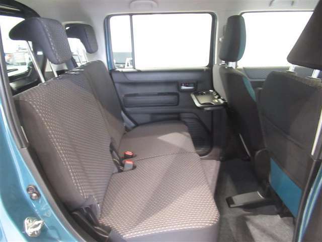 広々とした車内空間は、ドライブを始め買い物やレジャーなど、幅広く活躍します。一人でもみんなとでもお出かけを楽しみましょう！