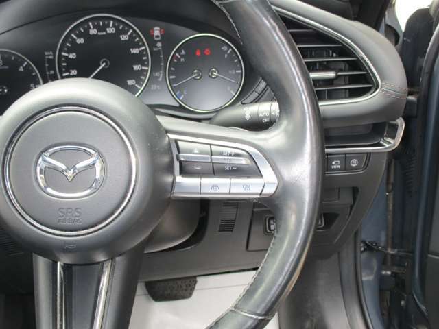 クルーズコントロール機能が付いています。ミリ波レーダー付きで車間調整をしながらの追従走行も可能です。