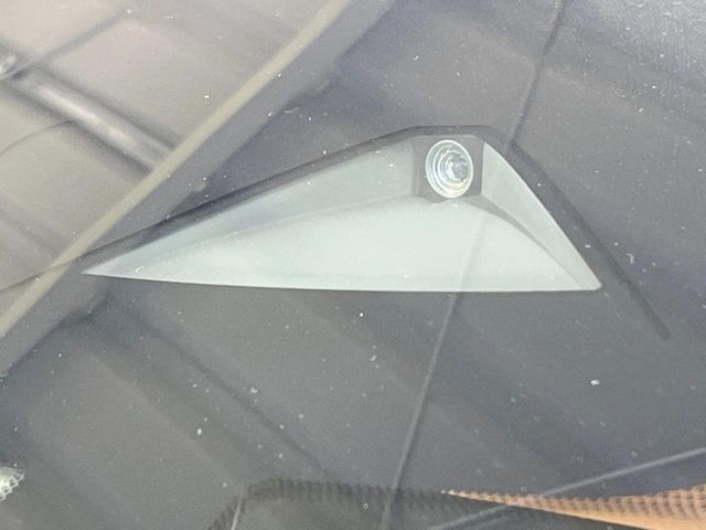 【エマージェンシーブレーキ】走行中に前方の車両等を認識し、衝突しそうな時は警報とブレーキで衝突回避と被害軽減をアシスト。より安全にドライブをお楽しみいただけます。