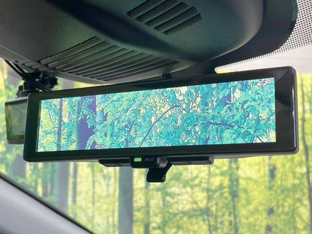 【インテリジェントルームミラー】後席の大きな荷物や同乗者で後方が確認しづらい時でも安心！カメラが撮影した車両後方の映像をルームミラー内に表示。クリアな視界で状況の確認が可能です！