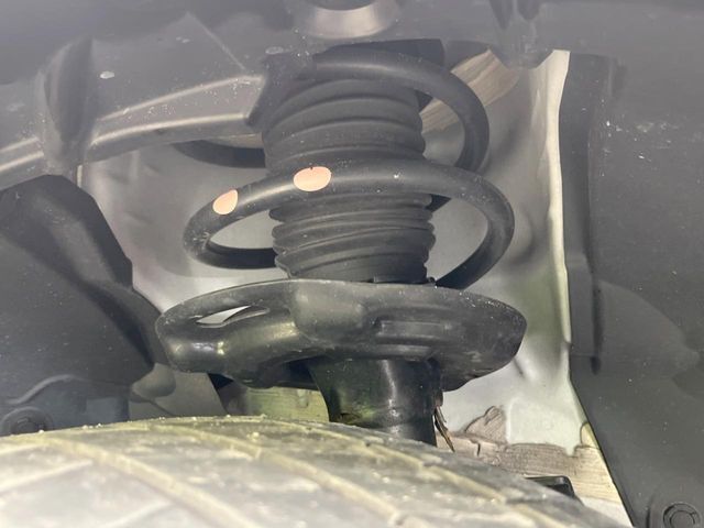 お車を安心してお乗りいただく為には、足回りの定期点検が欠かせません。サービスサポート（有償保証）では無料点検もご提供しており、安心のカーライフをお過ごしいただけるサポート体制が整っています。