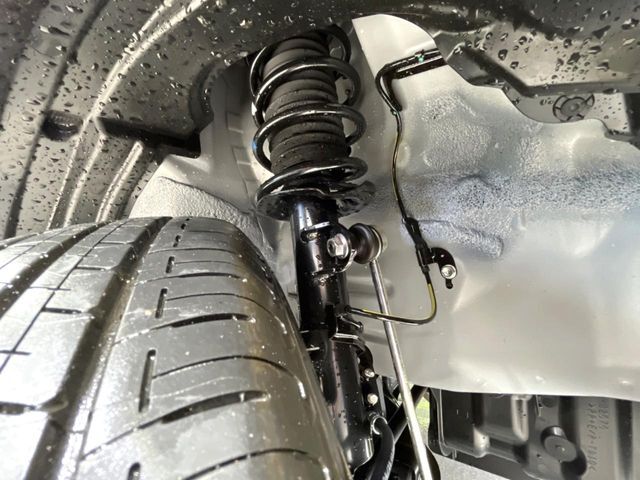 お車を安心してお乗りいただく為には、足回りの定期点検が欠かせません。サービスサポート（有償保証）では無料点検もご提供しており、安心のカーライフをお過ごしいただけるサポート体制が整っています。