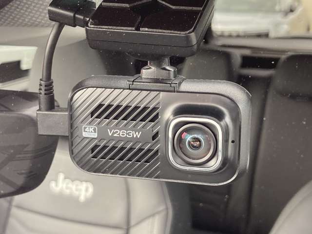 Jeep純正のドライブレコーダーも前後2chで装着済みです。