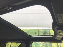 【ガラスルーフ】ガラスルーフ搭載で車内の解放感が一気にアップ！開放的なドライブをお楽しみいただけます。