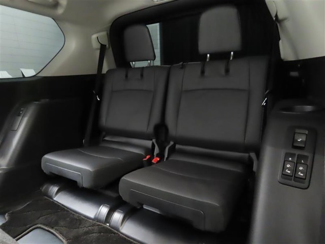 便利な5：5分割可倒式シートです。収納と乗車人数のバランスに優れています♪荷物の大きさに応じたラゲージスペースをフレキシブルに作り出せるので、シーンに応じた使い方ができます♪
