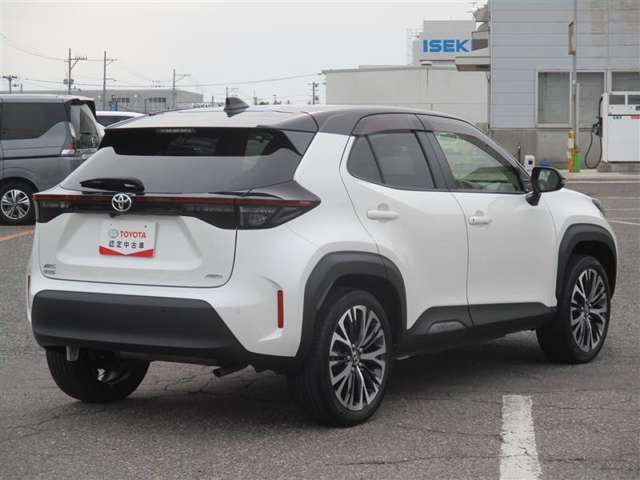明るく広々、落ち着いた店内では、中古車のご検討・ご購入のほか、携帯電話（au）の購入等、様々なご相談に幅広く応えていきます♪
