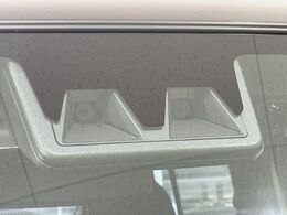 【スマートアシスト】走行中に前方の車両等を認識し、衝突しそうな時は警報とブレーキで衝突回避と被害軽減をアシスト。より安全にドライブをお楽しみいただけます。