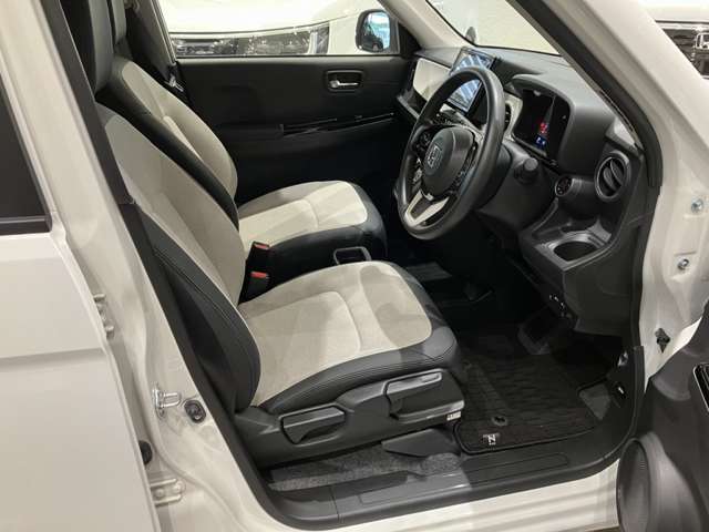 飽きの来ない、シンプルなデザインの運転席となっております。