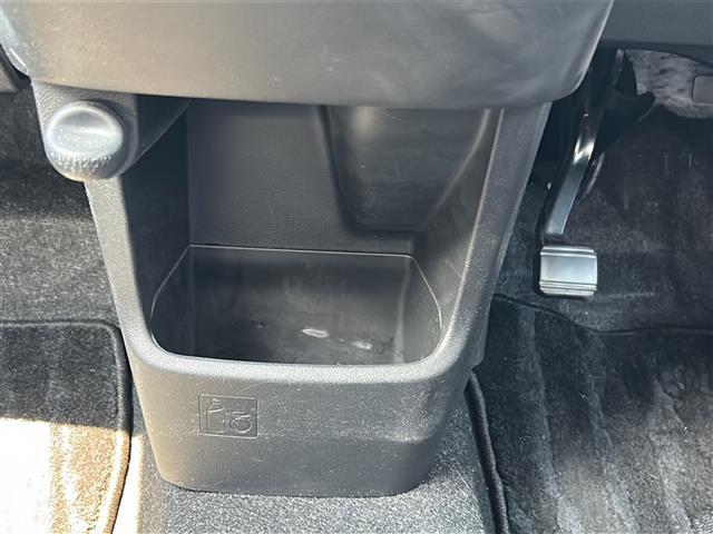 車内を綺麗に保つのには必須のアイテムです。当店ではフカフカな新品マットも絶賛取り扱い中！ぜひご相談くださいませ。
