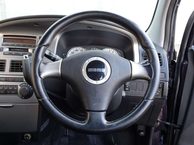 【MOMO革巻きステアリング】手にしっかり馴染みとても運転しやすいハンドルです♪高級感もにじみ出ております☆