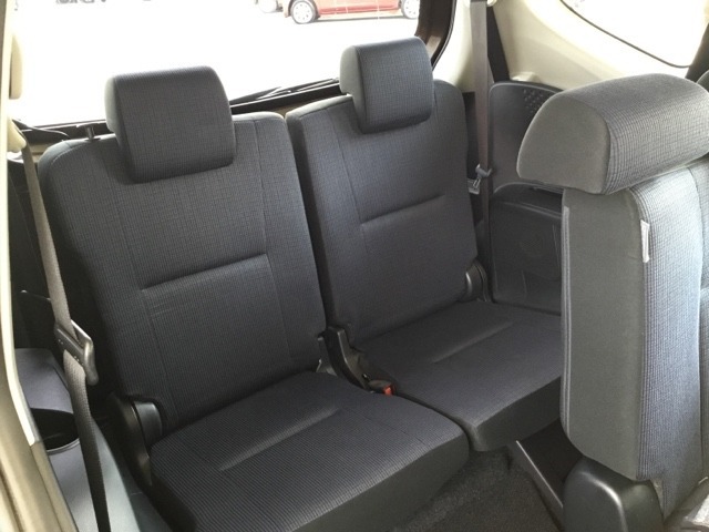 分割可倒式リヤシートです。さまざまなシーンにあわせてシートアレンジが可能です。