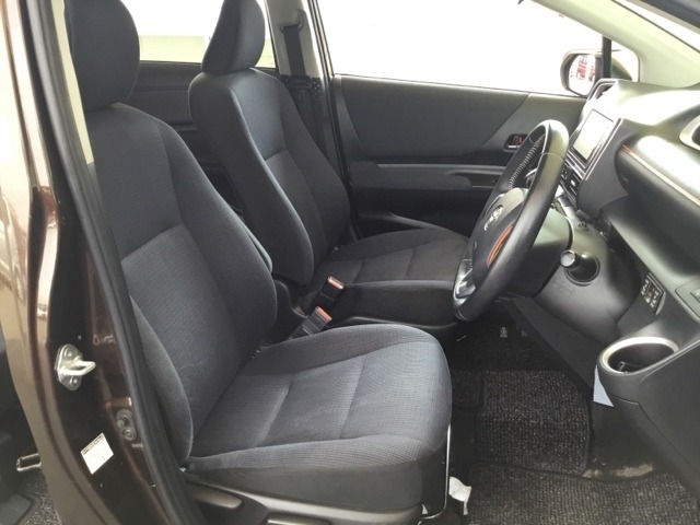 シート表皮は専用のクリーナーできれいにクリーニングしていて清潔です。