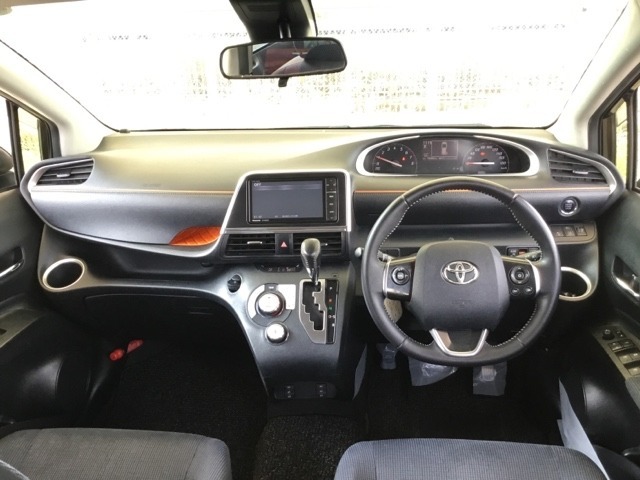 外装、内装はもちろんエンジンルームの隅々までしっかりクリーニングしています。