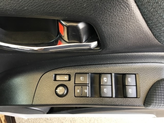 電動格納式ドアミラーのスイッチは運転席ドアにあります。