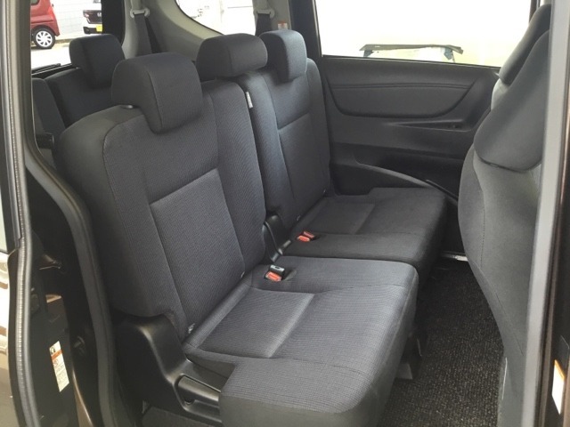 スライドドアなら狭い駐車場でもドアをぶつける心配がありません。ステップが低く乗り降りもしやすいです。