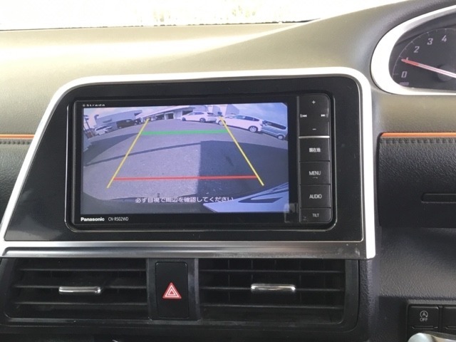 バックモニター付きで、車庫入れやバック時の後方確認をサポート。