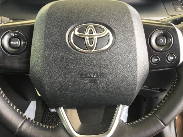 ステアリング左側はオーディオリモコンスイッチ、右側がマルチインフォメーションディスプレイの操作スイッチです。手元で操作できるので便利です。