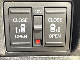 【両側パワースライドドア】スマートキーや運転席のスイッチで後席両側スライドドアの開閉が可能♪電動だから力を入れてドアを開ける必要が無く、小さなお子様でも簡単に開け閉めでき快適です♪