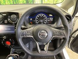 【インテリジェントエマージェンシーブレーキ】走行中に前方の車両と歩行者を認識。衝突の危険が高いと判断した場合に警報や緊急ブレーキで衝突回避や衝突時の被害軽減を支援します。