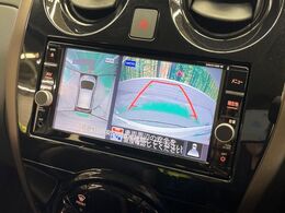 【アラウンドビューモニター】前後左右のカメラの映像をモニターに表示。真上から見ているような視点で周囲を確認できます。