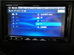 装備人気度が高いナビ付きです。高級感且つスタイリッシュな内装に仕上がっています。土地勘の無い所でも道に迷わず安心です.抜け道探して渋滞突破が楽しみに！　見知らぬ土地へのドライブも一層楽しくなります