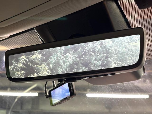 【デジタルインナーミラー】後席の大きな荷物や同乗者で後方が確認しづらい時でも安心！カメラが撮影した車両後方の映像をルームミラー内に表示。クリアな視界で状況の確認が可能です！