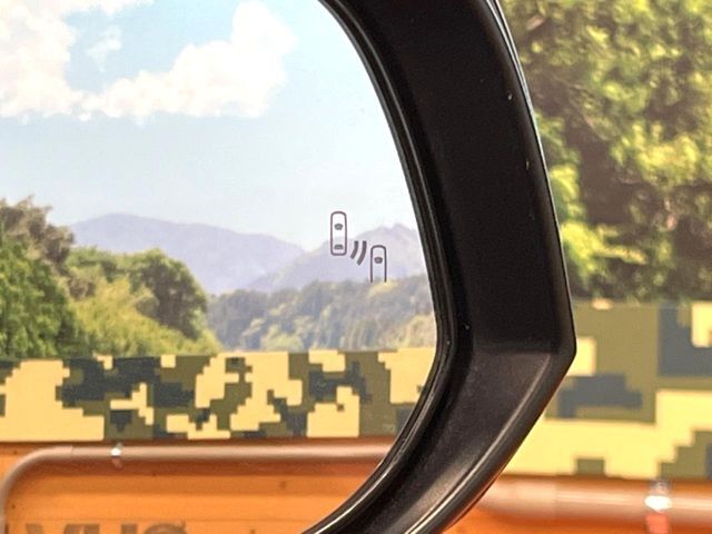 【ブラインドスポットモニター】走行中、ドアミラーの死角になりやすい箇所に後続車が接近するとサイドミラーのレンズに警告を表示！ドライバーに注意喚起をしてくれます。