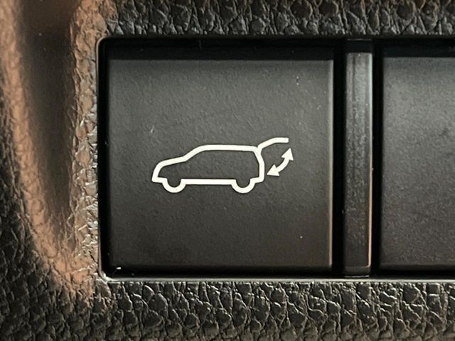 【パワーバックドア】スマートキーや運転席のボタンを押すだけでリアゲートが自動で開閉します！荷物を持っている時や、高い位置にあるバックドアを閉める際に便利な機能です♪