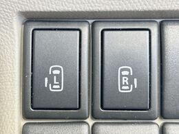 【両側パワースライドドア】スマートキーや運転席のスイッチで後席両側スライドドアの開閉が可能♪電動だから力を入れてドアを開ける必要が無く、小さなお子様でも簡単に開け閉めでき快適です♪